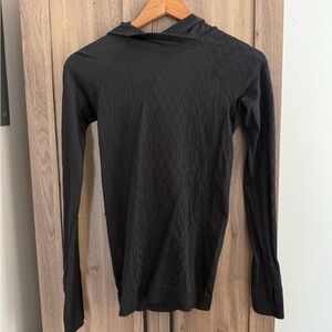 LULULEMON LONG SLEEVE W/ HOOD SIZE 6